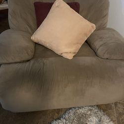 Wide Comfy Full Out Recliner Puck Up Today 