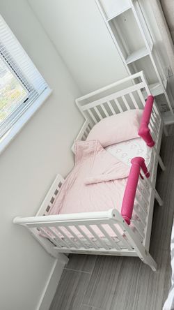 Children’s Crib + Mattress + Bedding