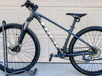 29 inch Trek Marlin 5 mountain bike with manual