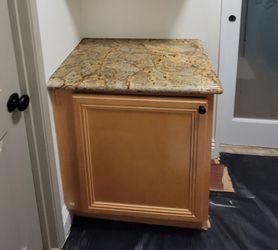 Light Wood Base Kitchen Cabinet with Granite Countertop