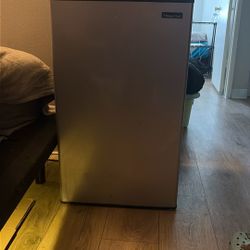 Magic Chef Mini Fridge 
