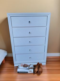 BRIGHT WHITE DRESSER