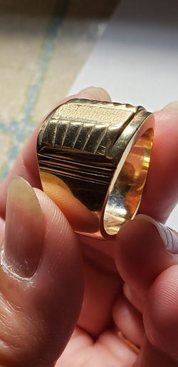 Men's ring size 10 or 11 it's a gold plated looks real has a 18k stamped