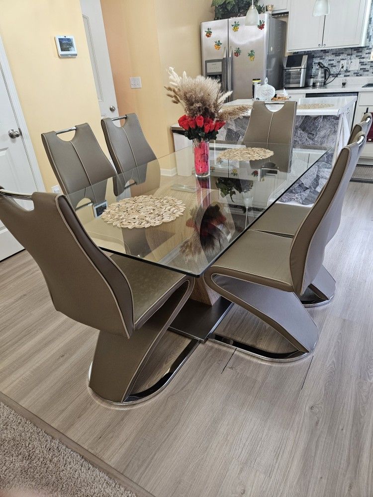 Dining table with 6 leather chairs