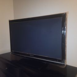 Used 42 INCH TV WORKS GREAT NO PROBLEMS AT ALL. ASKING FOR $40  BUT TAKING OFFERS 