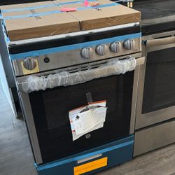 G E  24  Inch  Wide Stove And Oven  New