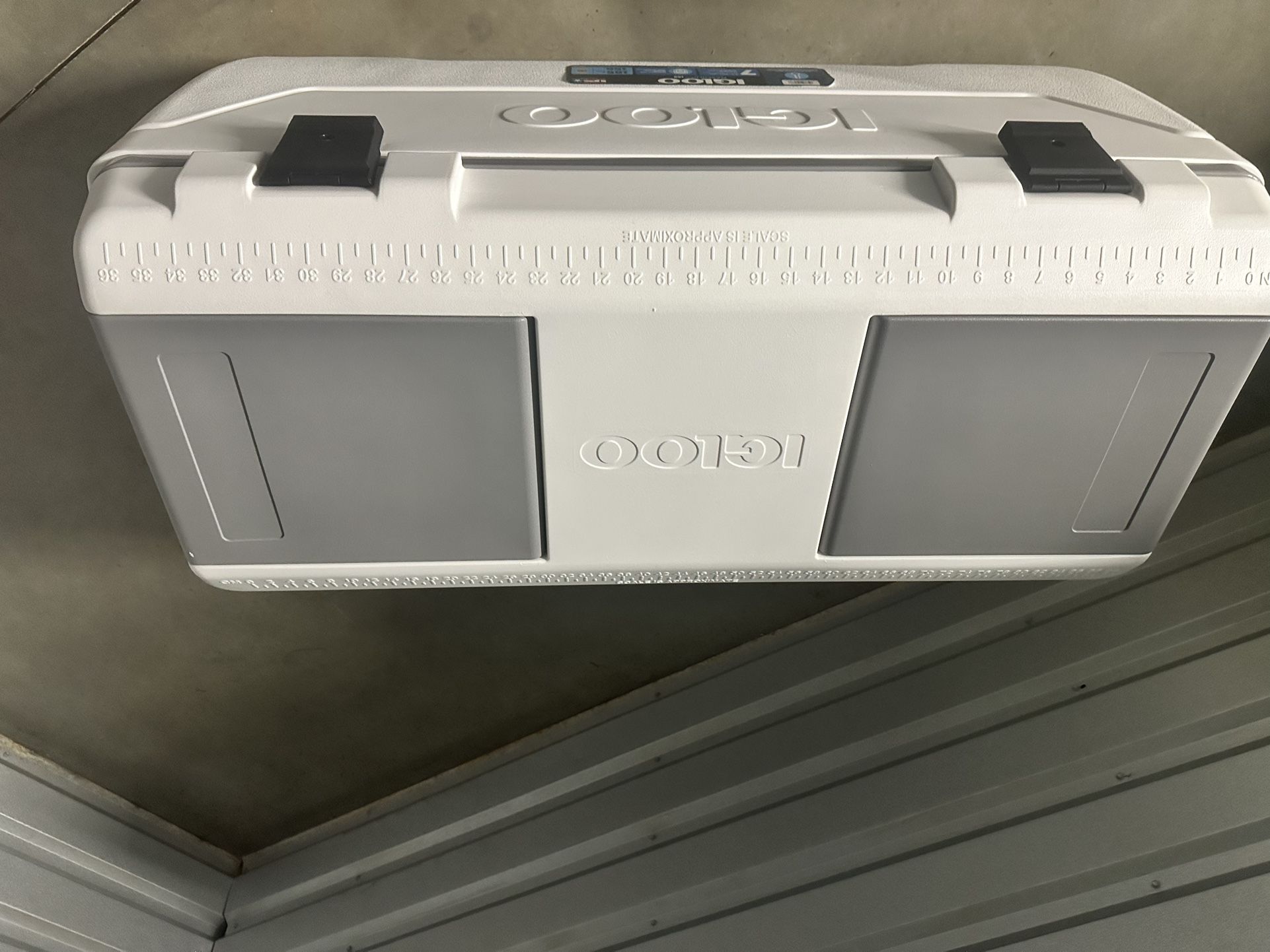 IGLOO 165 qt. Maxcold Cooler