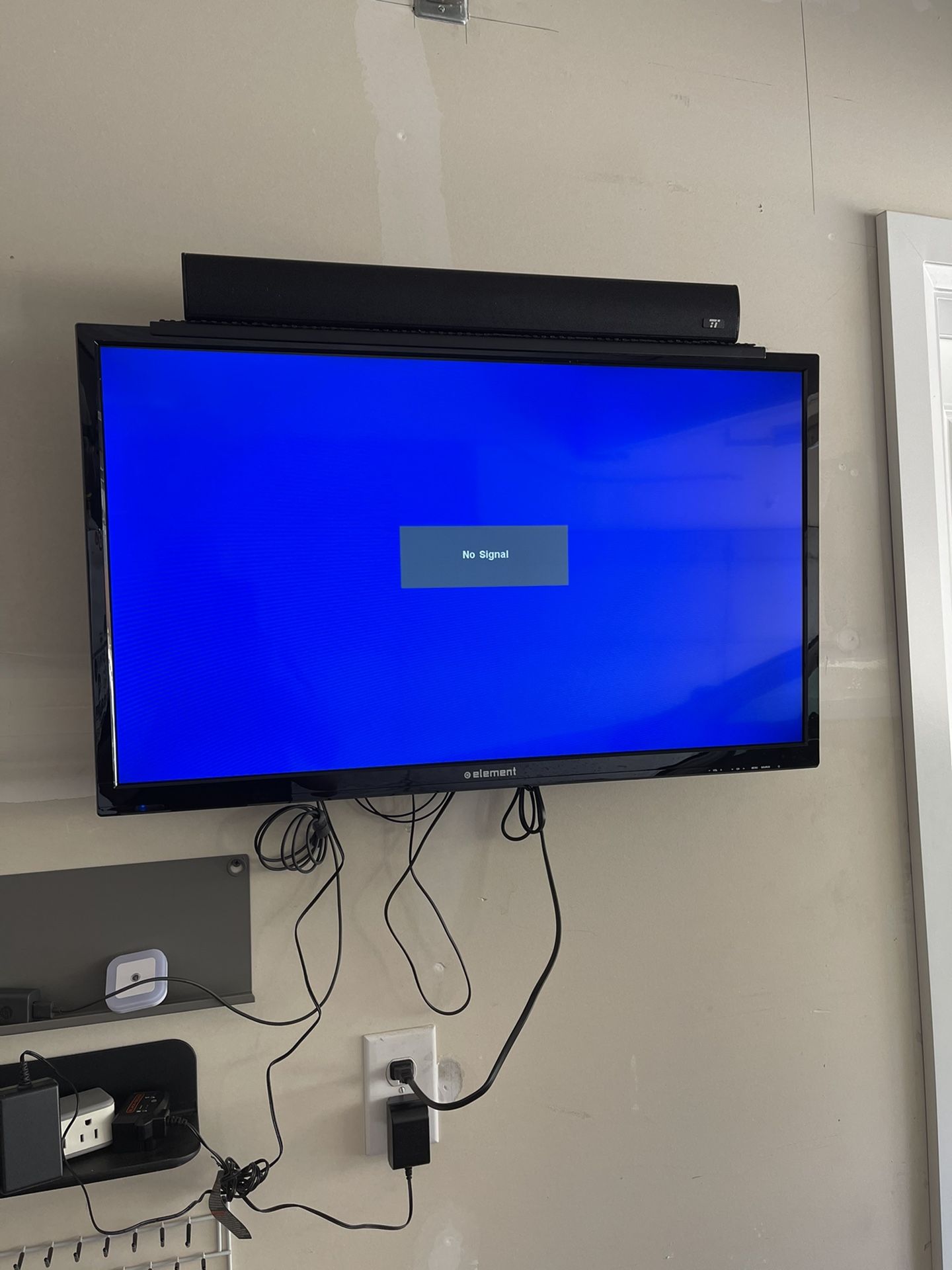 element ELEFW328R 32in 720p TV With Soundbar for Sale in Snohomish, WA ...