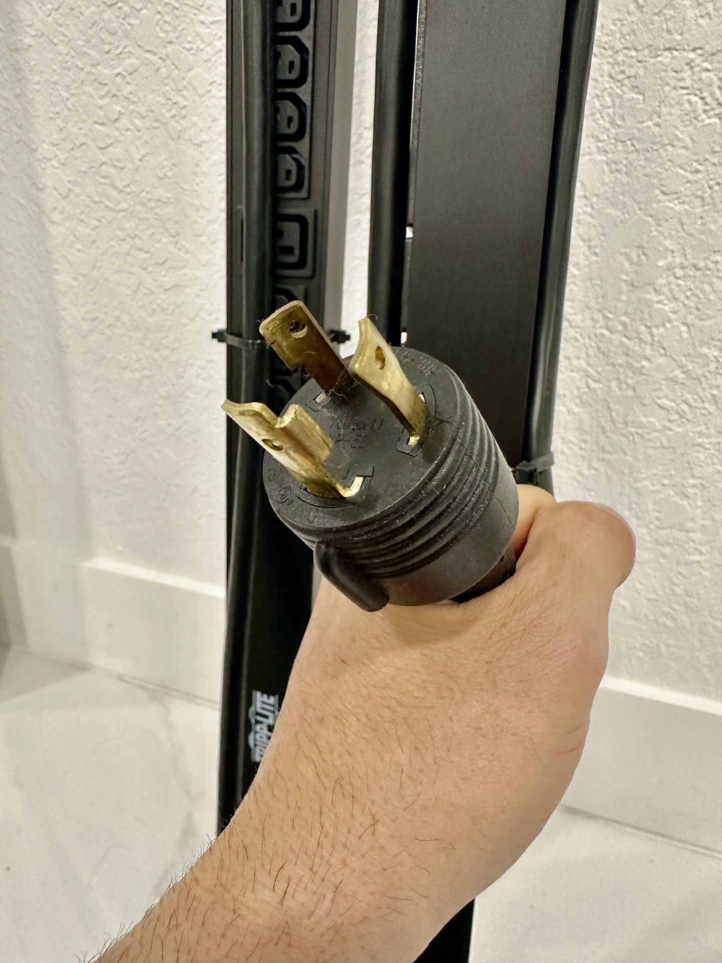 Tripp.lite Regleta de Corriente 30 Tomás Para Enganchar