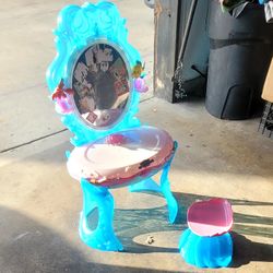 SMALL  MIRROR  WITH CHAIR  ITS FOR A LITTLE  GIRLS  PLAY  SET USED WAS MY GRAND DAUGHTER S DON'T  NEED IT NO MORE 