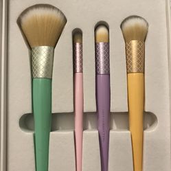 COLOR  CORRECTING MAKE-UP BRUSHES 