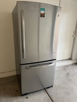 Refrigerator GE everything works fine 30 days warranty!