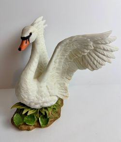 HOMCO Vintage White Ceramic Swan Figurine Bird Cottagecore Farmhouse Decor
