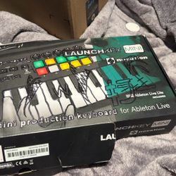 Novation Launchkey Mini MK2 MIDI Keyboard Controller – Works Perfect