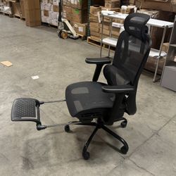 New Ergonomic Office Chair with Retractable Footrest & 135° Stepless Tilting Backrestn