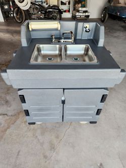 Cambro Portable Hand Washing Sink Cart / Wash Station