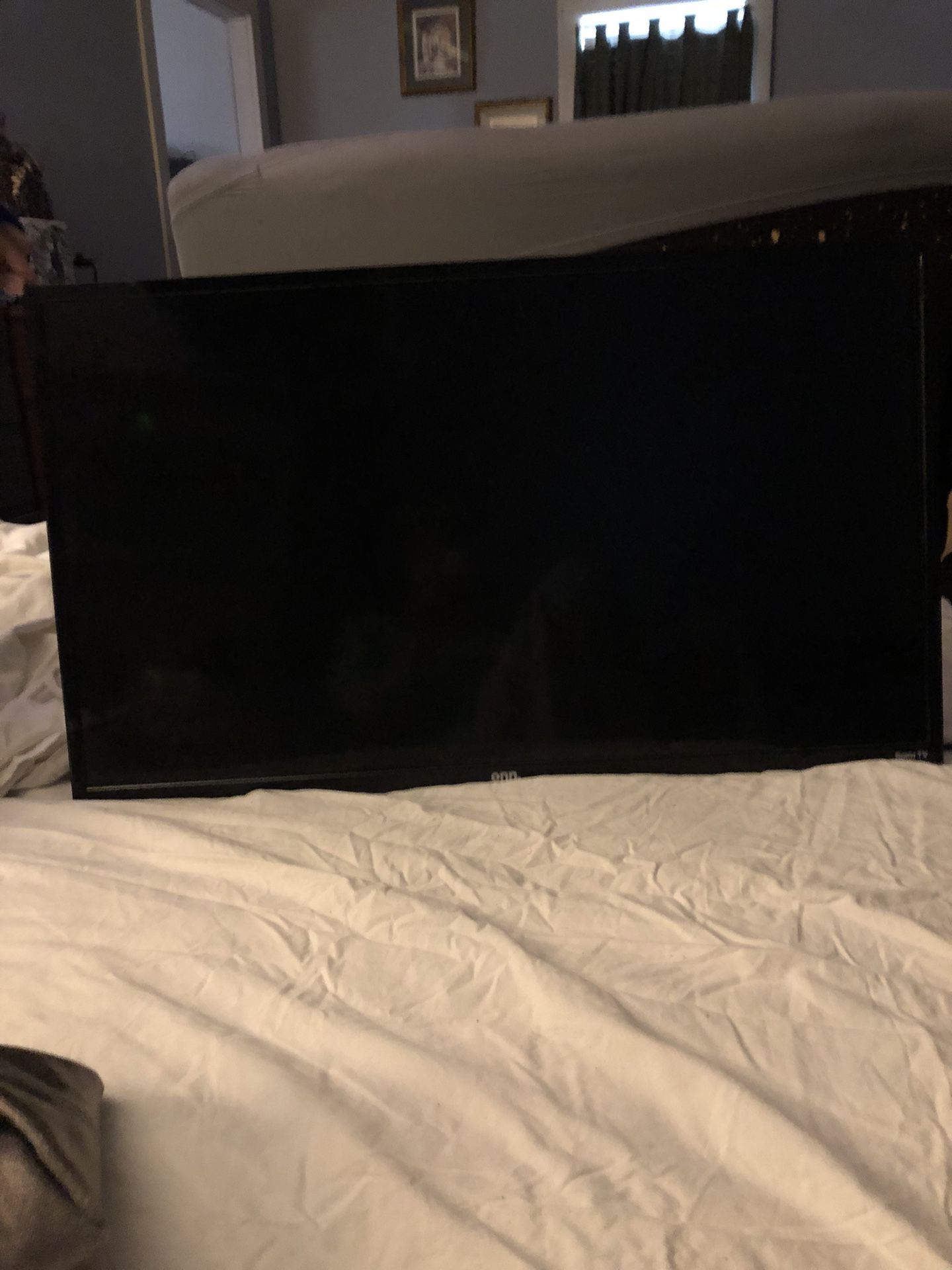 32 Inch Roku TV With Wall Mount 