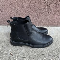 Women’s black Chelsea boots