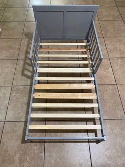 Toddler Kids Bed / Cama para niño pequeño.