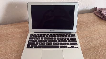 Este es un Apple MacBook Air plateado, posiblemente un modelo A1466 o similar de la serie lanzada entre 2012 y 2017