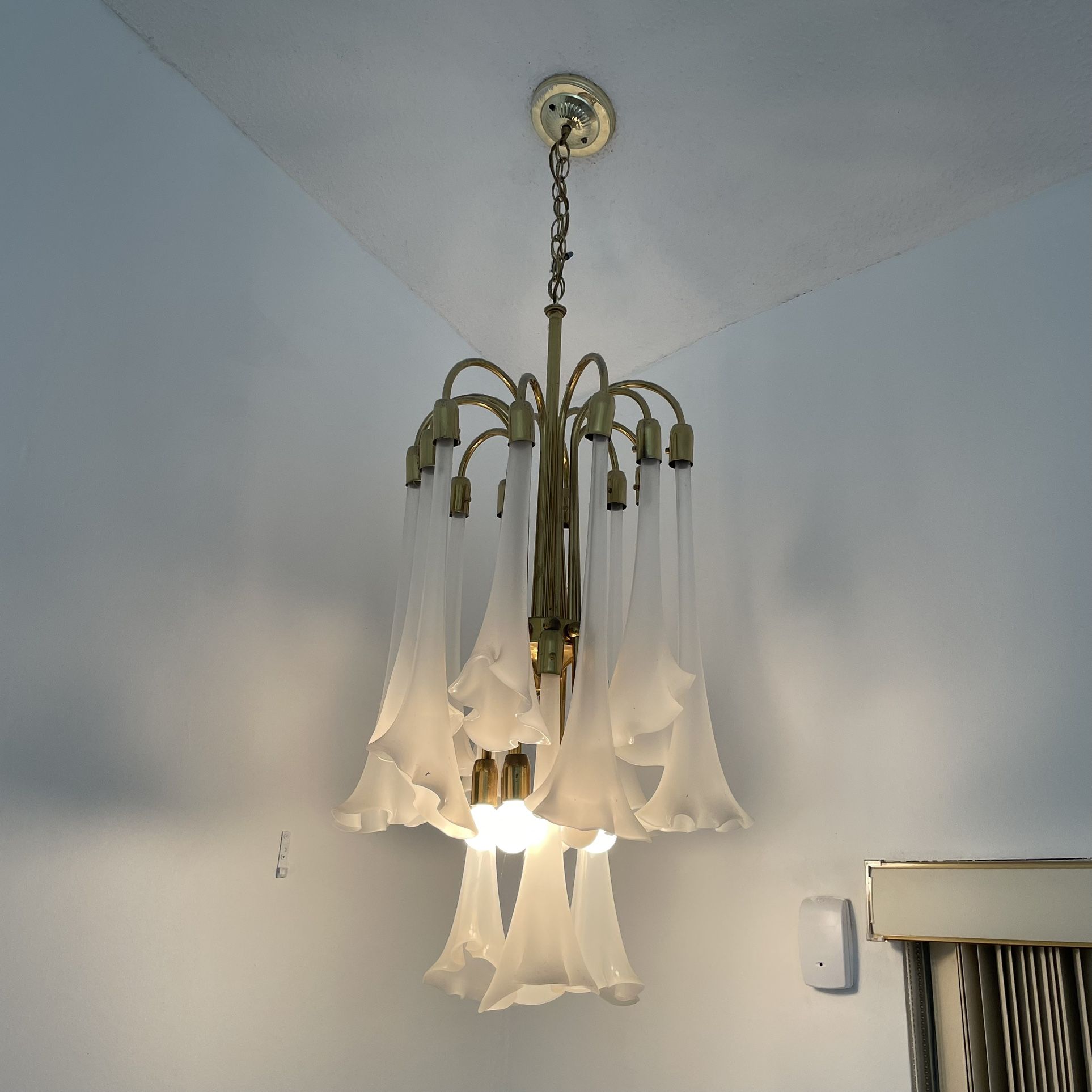 1970s Venini Vistosi Murano Calla Lily Chandelier with individual hand blown white glass lilies that measures 36” h x 19” diameter