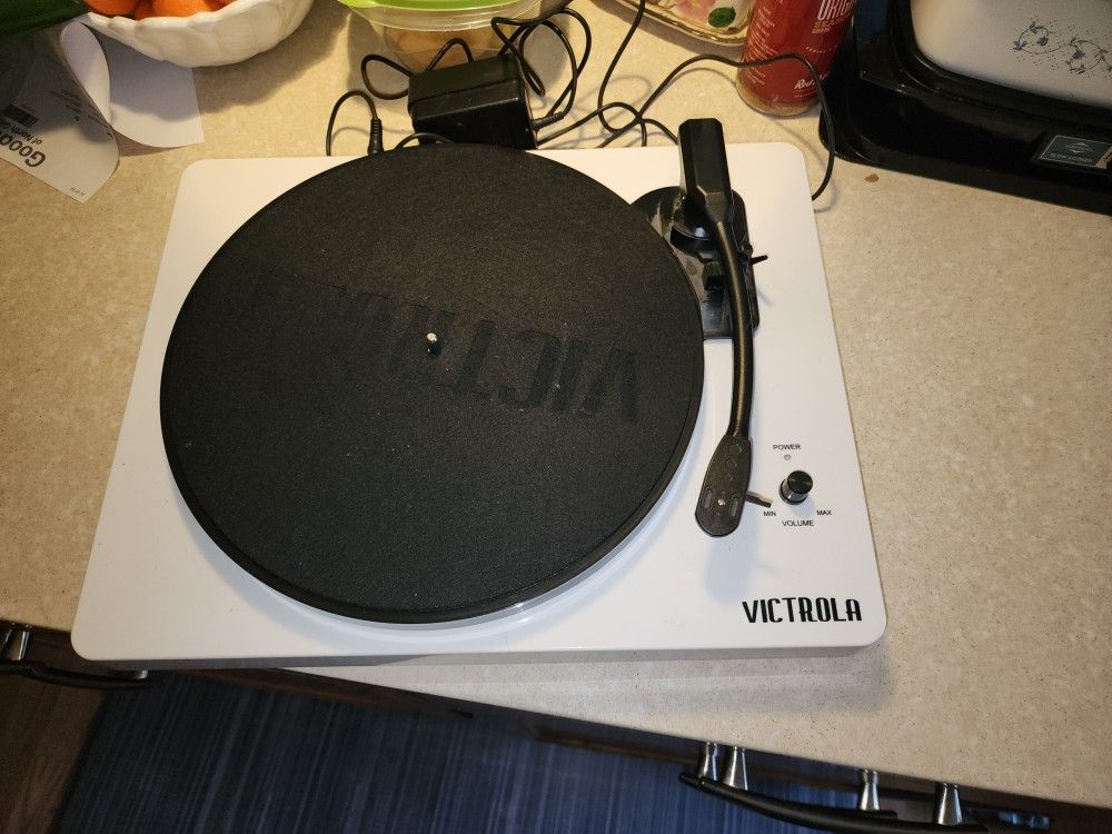 Victorola record player can attach speakers