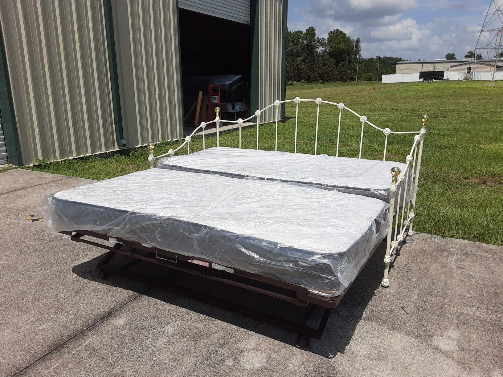 Wrought iron daybed with pop up trundle for Sale in Tampa, FL OfferUp