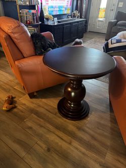 table Pedestal table
