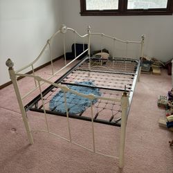 Day bed with trundles incredible details on this bed frame White color already take apart for easy transport Plainfield, Illinois
