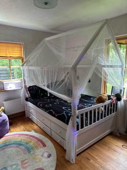 Beautiful Full Size House Bed w/ 3 Storage Drawers & Canopy – Solid Wood – Excellent Condition
