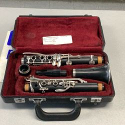 Alpine Student Clarinet in case (broken locks)