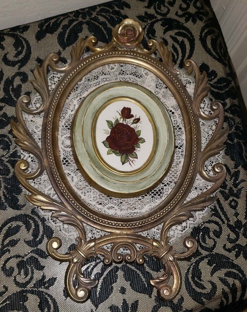 X2 VINTAGE HAND PAINTED CERAMIC FLORAL FLOWER ROSE PLAQUE ORNATE GOLD SYROCO FRAME PICTURE ART DECOR PLAQUE