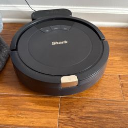 Shark Robot Vacuum – Works Great – Ready to Go