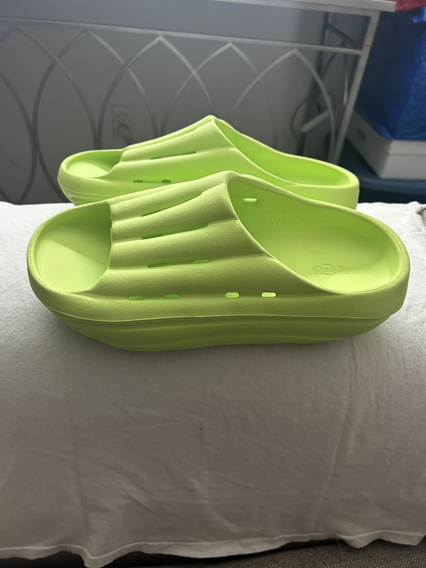UGG FoamO Slides Slip on Contoured Footbed Logo Sandals in Lime Women size 8
