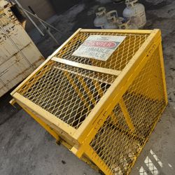 container for storing gas tanks
