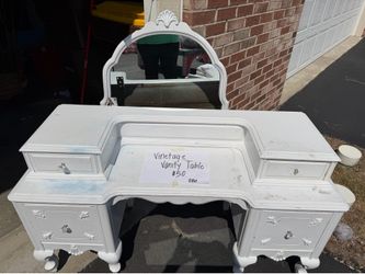 Vintage Vanity Make-Up Table