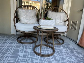 Patio Furniture Set in excellent condition!