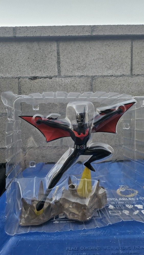 Batman Beyond Statue