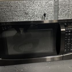 Microwave (Needs To Be Repaired)