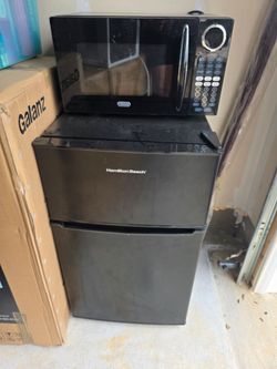 Mini refrigerator / microwave