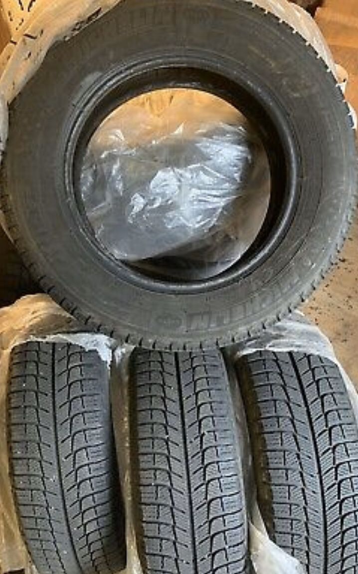 4 Michelin X-Ice Xi3 tires (195/65r15)