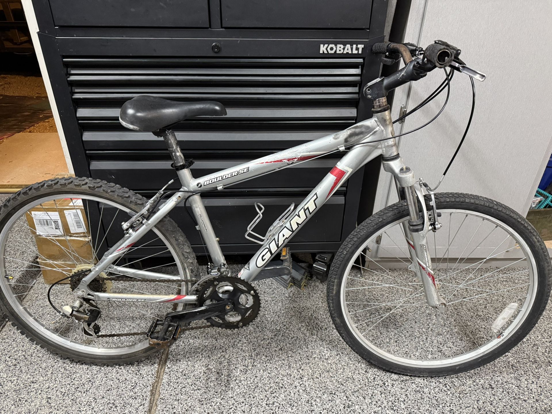 Giant Boulder SE Mountain Bike