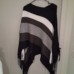 🖤 Striped Fringe Poncho – Black/Grey/White – Cozy + Stylish Look!