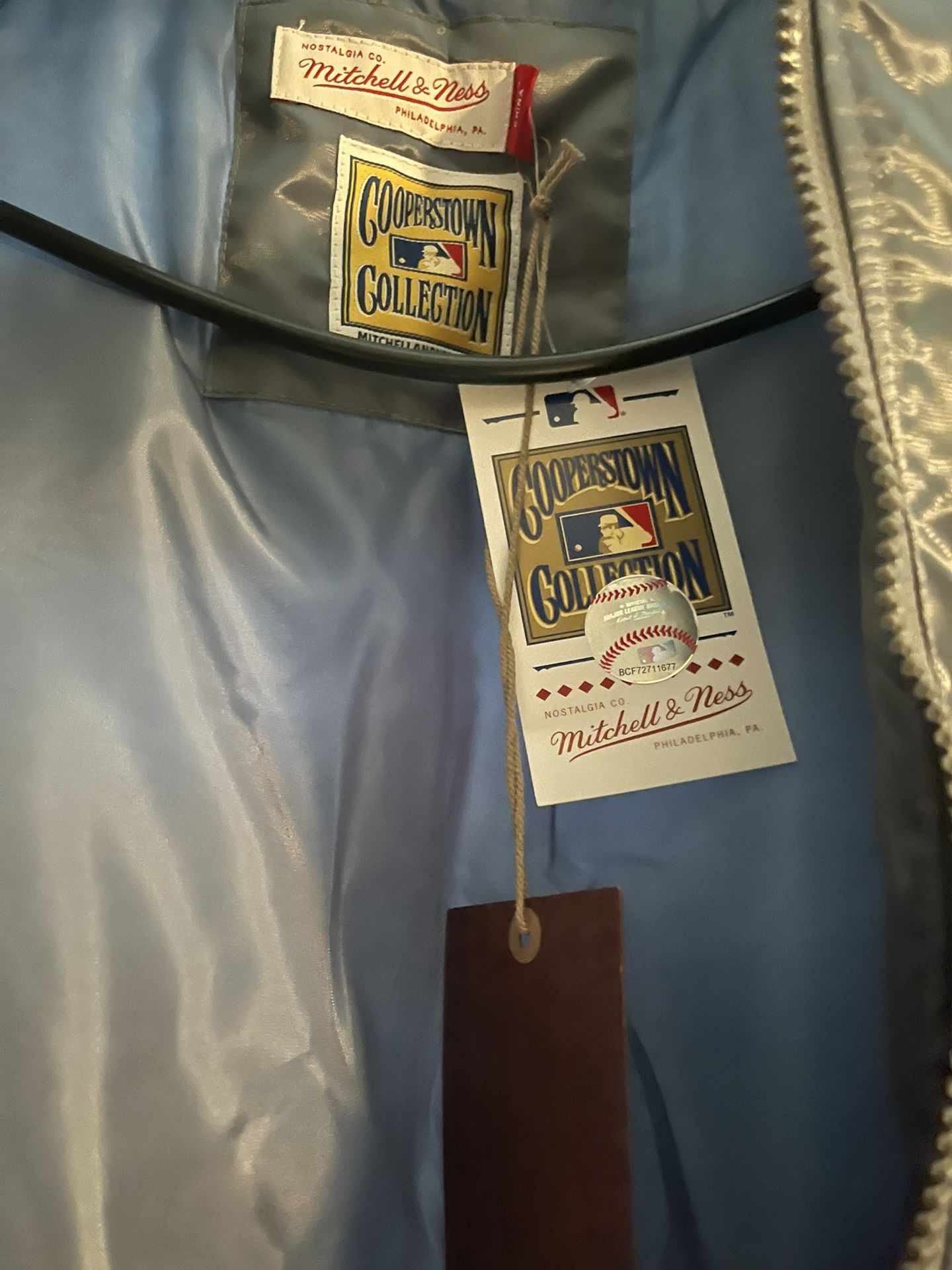 Authentic ⚾️⚾️Dodgers Jacket Size 3XL ⚾️⚾️ Asking $240 Oh Best Offer Pick Up In Van Nuys