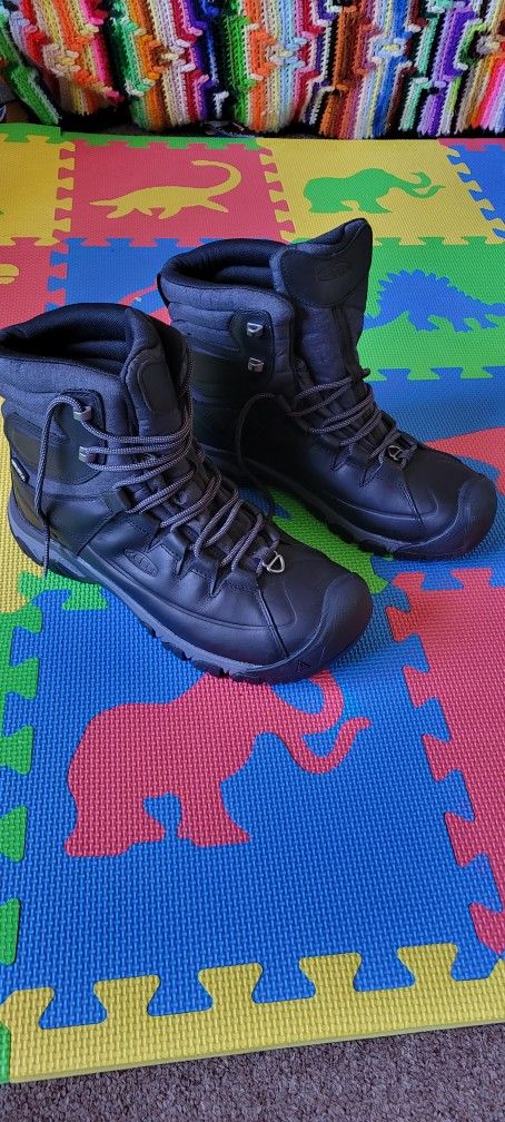 Keen hiking boots size 10 practically new