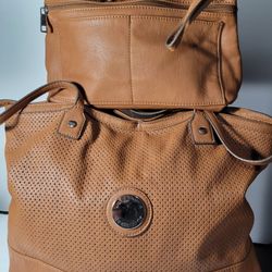 TOTE LEATHER LIZ CLAIBORNE WITH MATCHING WRISTLET, BIG SPACE IN BOTH. PURSE SIZE (11"INCHES H, BY 15"INCHES W, 5 POCKETS INSIDE, THE WRISTLET (6.5"INC