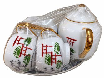 Tรญtulo: Japanese Porcelain Tea Set โ Made in Japan โ $100 Descripciรณn: Beautiful Japanese porcelain set with gold accents and traditional Japanese sc