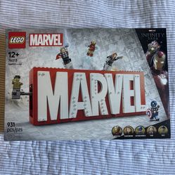 76313 LEGO Marvel Logo and Minifigures