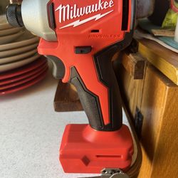 Milwaukee M 18 compact brushless drill