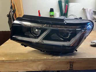2022 Volkswagen Atlas Headlight Assembly (driver’s side)